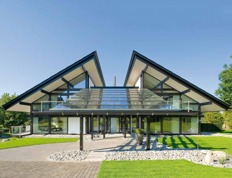 Gläserne Eleganz: Glas und Fachwerk mit großem Vordach. Foto: Huf Haus