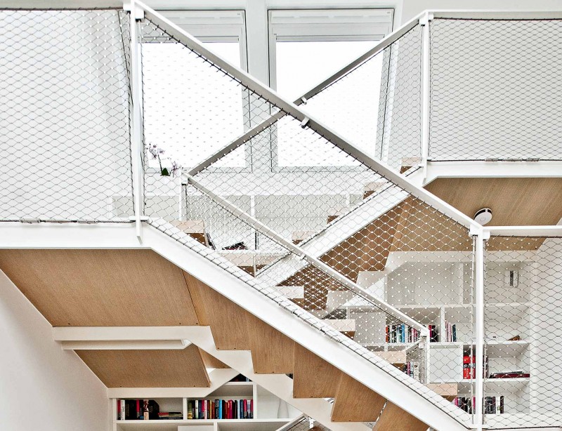 Selbst die Treppengeländer sind lichtdurchlässig und sorgen dadurch für helle, transparente Räume. Foto: Velux
