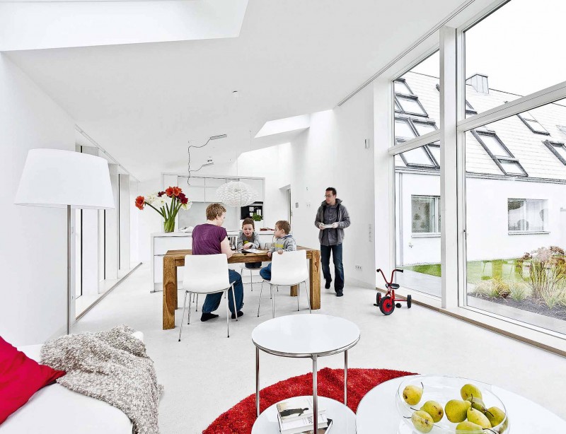 Familie Oldendorf freut sich während ihres zweijährigen Test-Wohnens über helle Räume. Foto: Velux