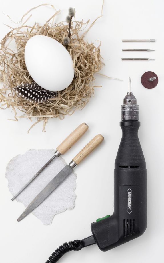 Alles, was für die Deko-Eier gebraucht wird, liegt griffbereit: Stabile, weiße Gänseeier, Bleistift, Feile und ein Multifunktionswerkzeug mit verschiedenen Bohraufsätzen. 