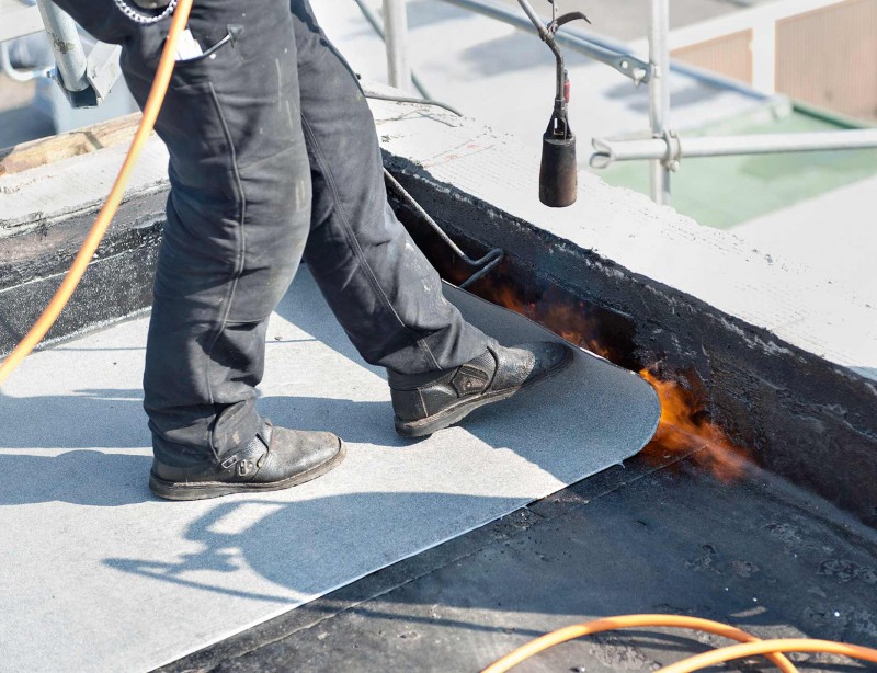 Voranstrich, Abdichtung und Dampfsperre verhindern die Durchfeuchtung des Daches. Foto: IVPU – Industrieverband Polyurethan-Hartschaum e. V.