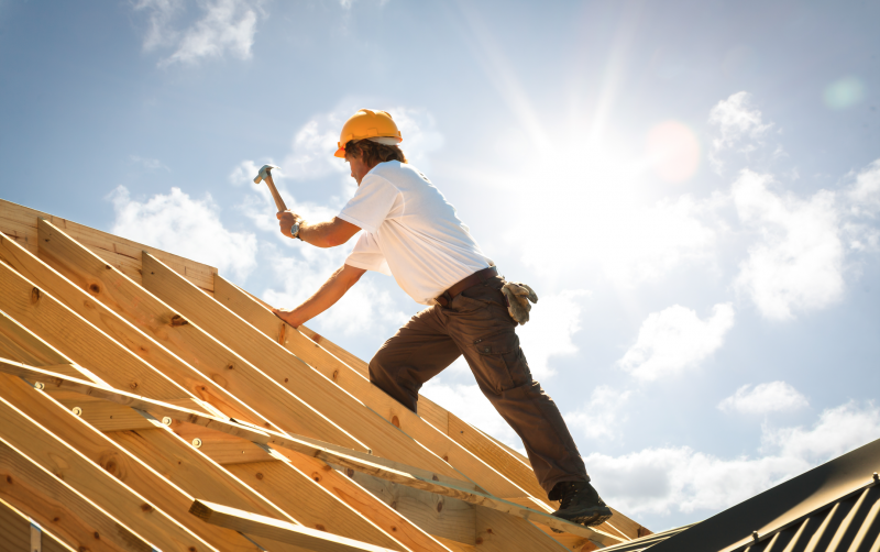 Bauarbeiter repariert Dachschäden