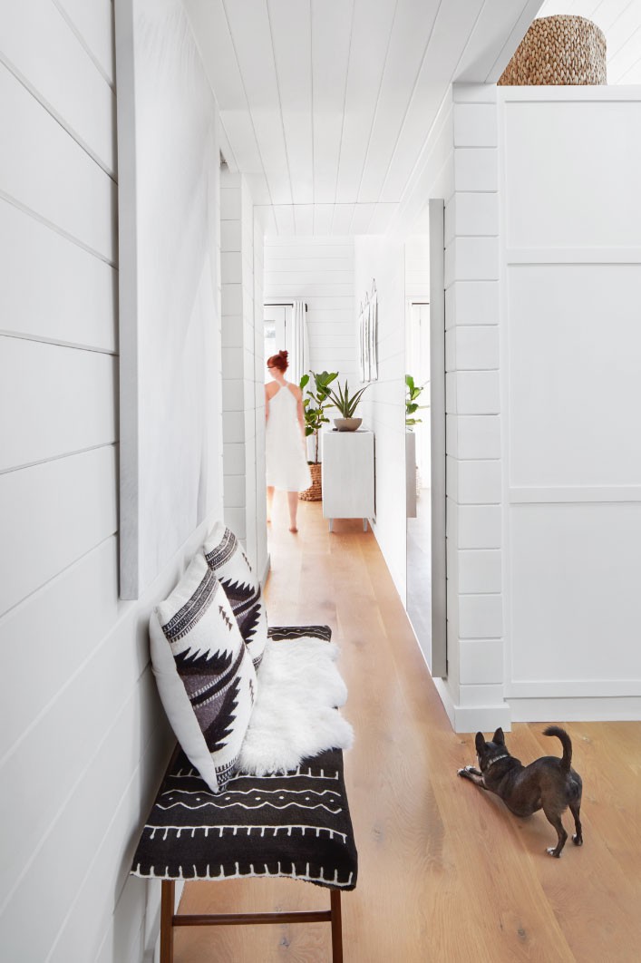 Ein langer, weiß gestrichener Hausflur: Helle Farbe bringt Leichtigkeit in lange Flure.