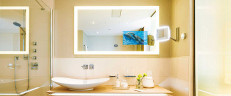 Entspannen in Serie: Der intelligente Badspiegel verfügt über ein Radio, Zugang zu Smart-TV und desinfizierendes UV-Licht (von ad notam, erhältlich auf smart-mirror.de, ab 549 Euro)