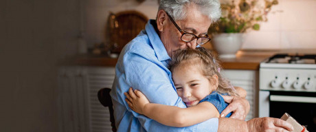 Mit einer privaten Rentenversicherung können Eltern und Großeltern ihrem Nachwuchs eine lang anhaltende, zukunftssichernde Freude bereiten.